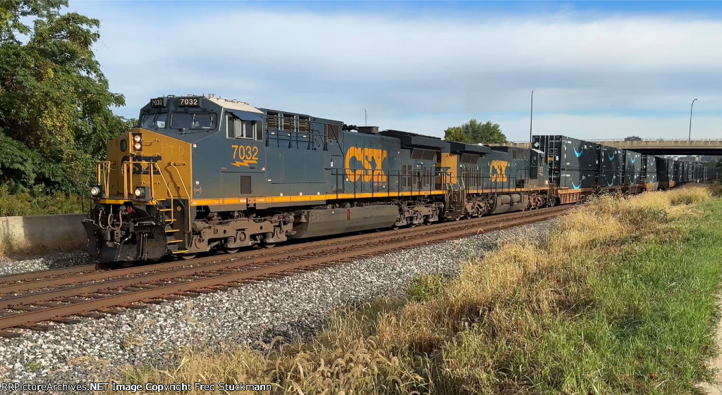 CSX 7032 leads I015.